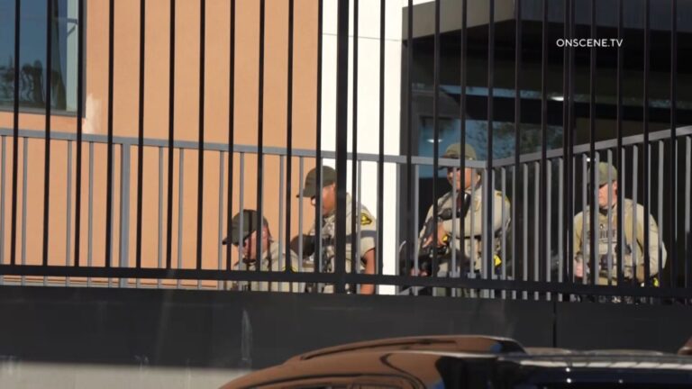 Arresto SWAT en Vista tras horas de tensión por un hombre armado en un complejo de apartamentos