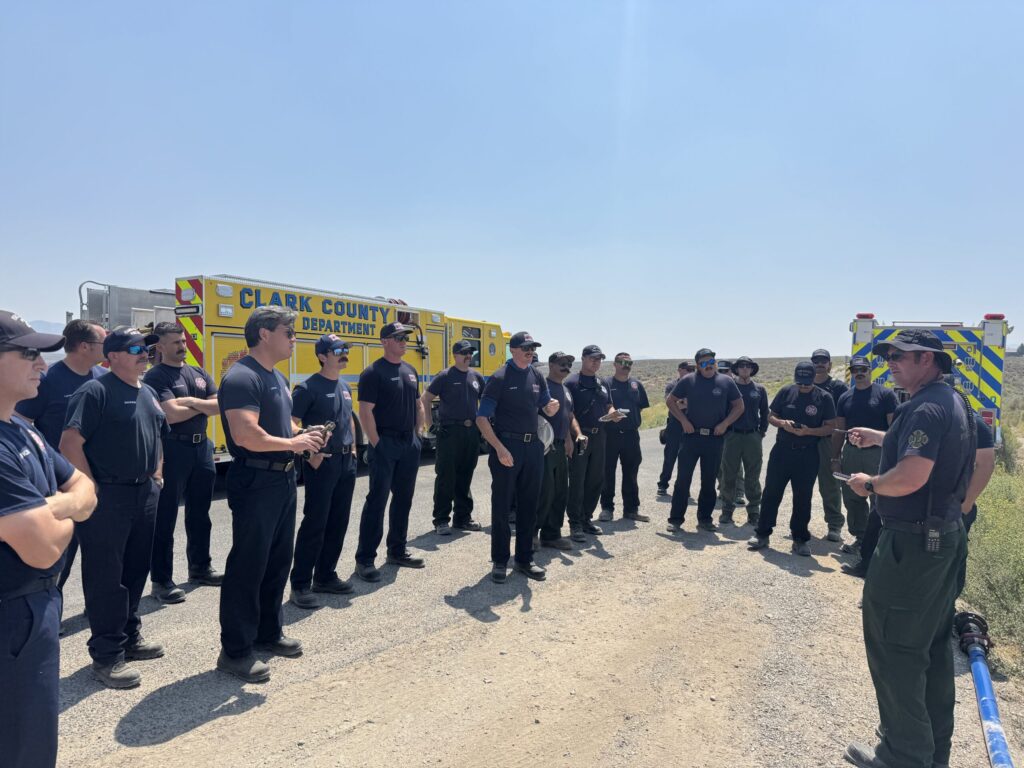 Incendio Ward devora 8,775 acres en Nevada mientras 500 bomberos avanzan en su contención