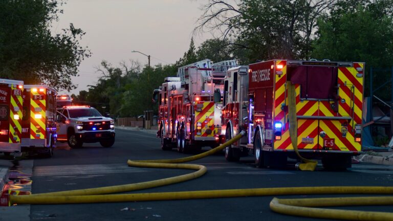 Extinguen incendio en edificio comercial desocupado en el noreste de Albuquerque
