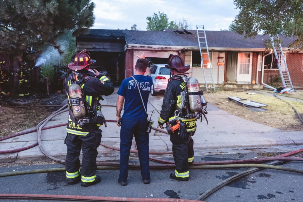 Incendio afecta dos viviendas en Aurora y deja siete personas desplazadas