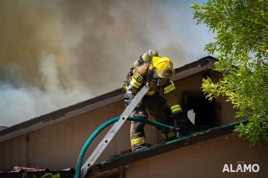 Bomberos responden a incendio de vehículo que se extendió a una estructura cercana