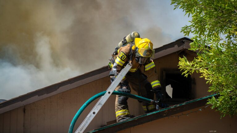 Bomberos responden a incendio de vehículo que se extendió a una estructura cercana