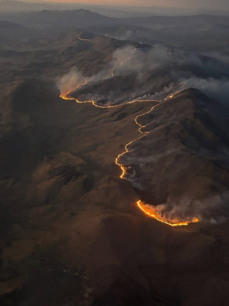 Incendios voraces devoran casi 100,000 acres al norte de Reno mientras 388 bomberos combaten el fuego sin contención