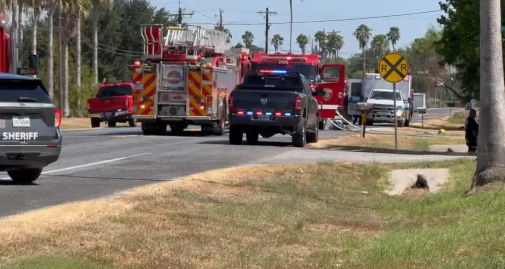 Incendio estructural en desarrollo en Harlingen; autoridades piden evitar el área