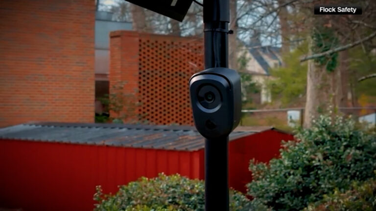 Cuestionan uso de cámaras Flock Safety para rastrear placas y vehículos