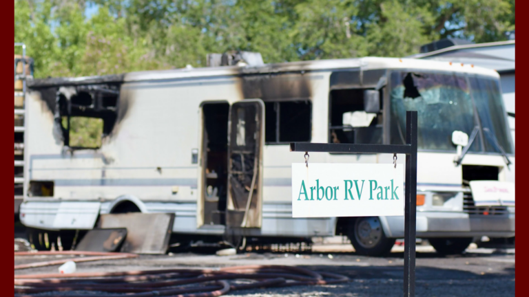 Incendio destruye por completo una casa rodante en Albuquerque