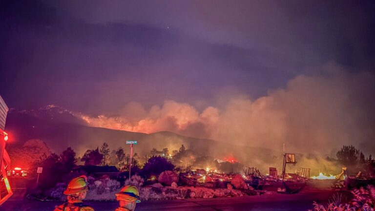 Fuego descontrolado amenaza estructuras cerca de Reno mientras bomberos combaten las llamas
