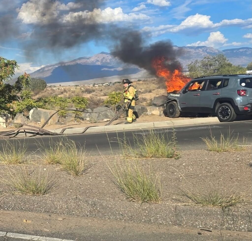 Un civil rescata a un conductor de un vehículo en llamas tras colisión en Albuquerque