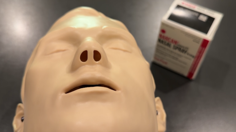 Fentanilo: Alarmante crisis de sobredosis impulsa llamado a portar Narcan en el Condado Clark