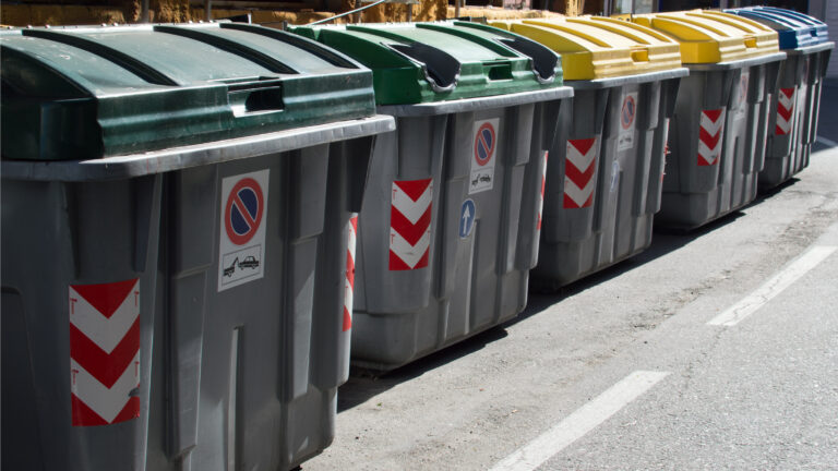 Nueva ordenanza en Denver obliga a negocios y apartamentos a separar basura, reciclaje y compostaje