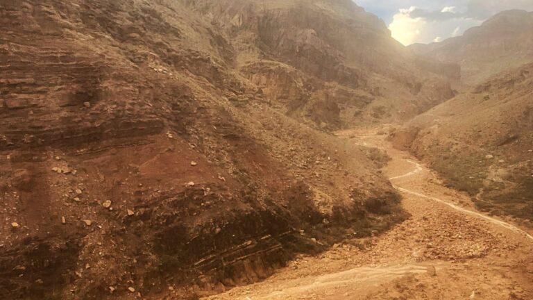 Inundación repentina en el Gran Cañón deja un desaparecido y causa graves daños en senderos