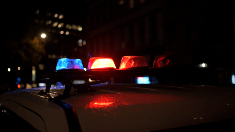 Mujer resulta herida de bala durante tiroteo en Spring Valley; buscan al sospechoso