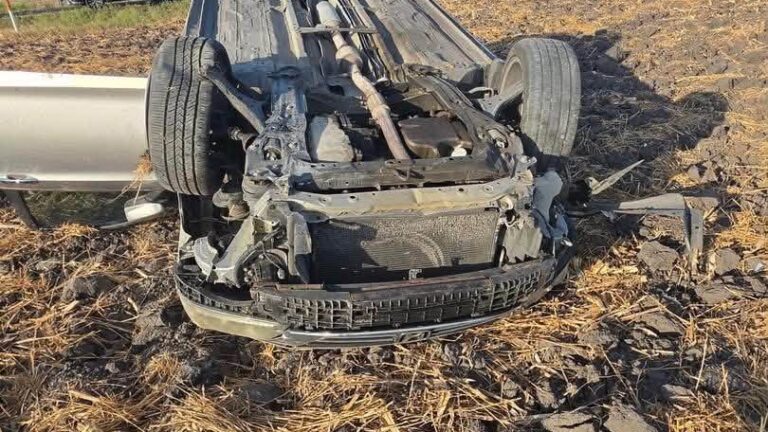 Aparatosa volcadura deja a tres personas lesionadas