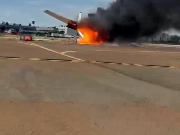 Dos personas mueren tras accidente de avioneta Cessna en Montgomery-Gibbs Executive Airport