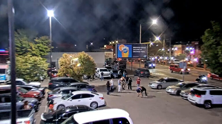VIDEO: Incendio por un rayo provoca colapso parcial de un techo cerca de Parker