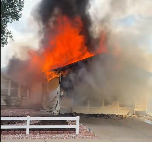 VIDEOS: Incendio causa graves daños a vivienda en Alcott Street en Denver