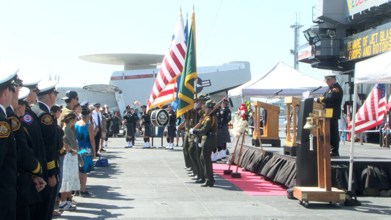 Recordando el 11 de Septiembre: Ceremonia Conmemorativa a Bordo del USS Midway