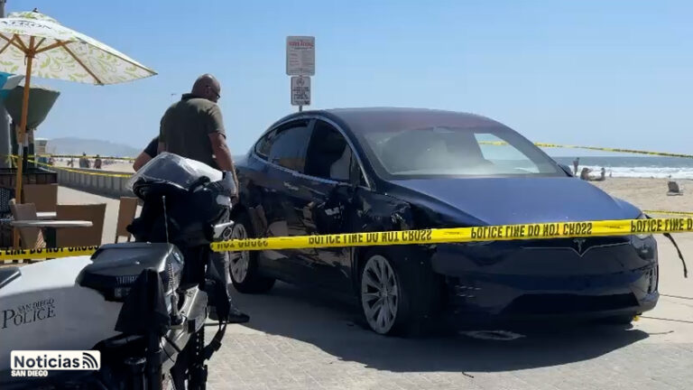 Vehículo robado sube al malecón de Pacific Beach y deja una persona gravemente herida