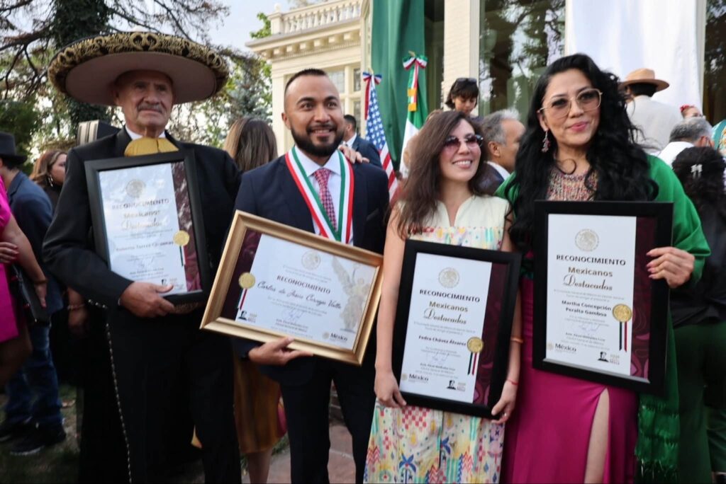 Miembros del Valle brillan durante la ceremonia del Grito de Independencia de México en Denver