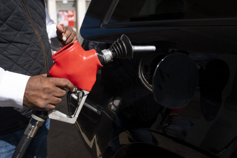 Comisionado de Agricultura de Texas pide suspender impuesto al combustible ante alza de precios