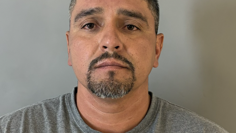 Motociclista muere tras choque y fuga en Thornton; conductor fue arrestado y permanece en libertad bajo fianza