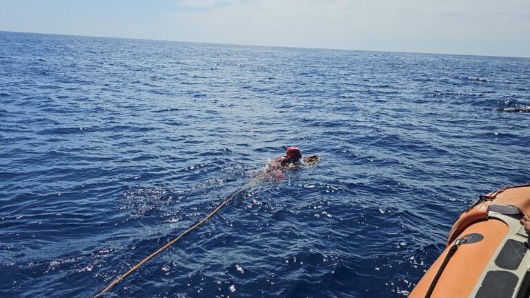 Pescadores encuentran un torpedo a la deriva frente a Ensenada