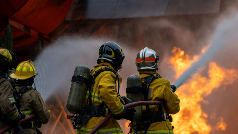 Ordenan resguardarse por incendio en una instalación de almacenamiento de energía en Monterey