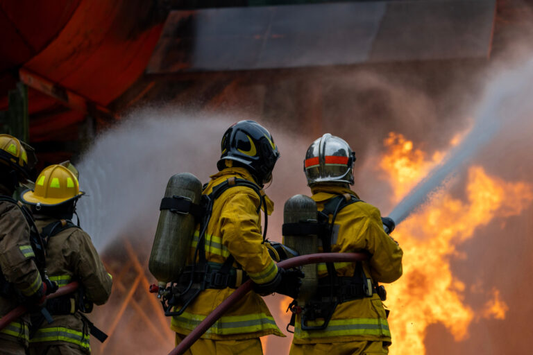 Ordenan resguardarse por incendio en una instalación de almacenamiento de energía en Monterey