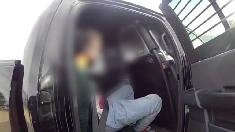 Hombre armado con cuchillo golpea un vehículo con niños dentro en Commerce City