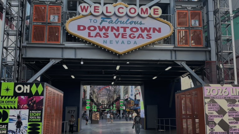 Caos en Fremont Street: 5 nuevas reglas que transformarán a los artistas callejeros en Las Vegas