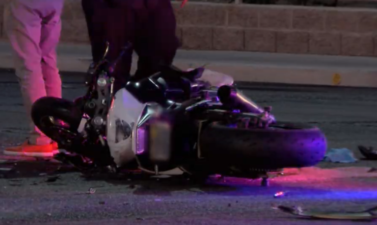Trágico choque deja a motociclista muerto tras pasarse un semáforo en rojo en Las Vegas