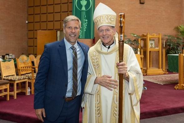 Alcalde Tim Keller rinde homenaje al arzobispo John C. Wester por sus 50 años de servicio eclesial