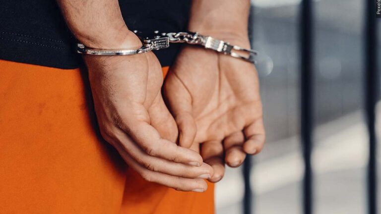 Mujer es arrestada tras quedarse dormida en un drive-thru