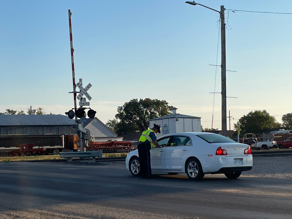 Seguridad ferroviaria en Kansas: agentes recuerdan en Oakley el peligro de cruzar frente a un tren