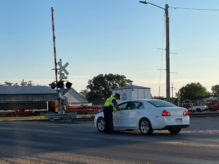 Seguridad ferroviaria en Kansas: agentes recuerdan en Oakley el peligro de cruzar frente a un tren