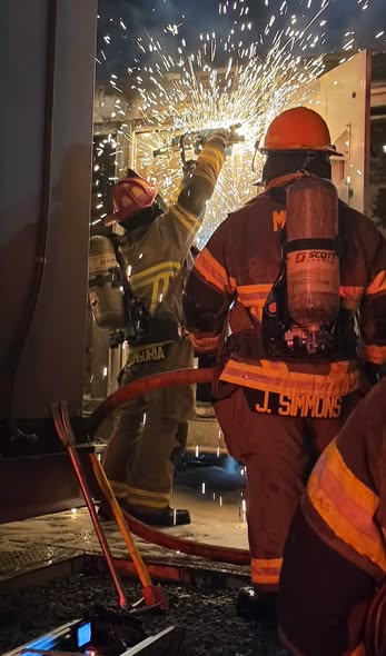 Bomberos de Mission responden a incendio en instalación de almacenamiento de baterías
