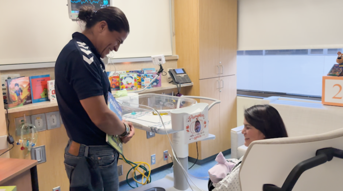 El actor de Ted Lasso y jugador de los Locos, Cristo Fernández lleva alegría y lectura a bebés en hospital de El Paso