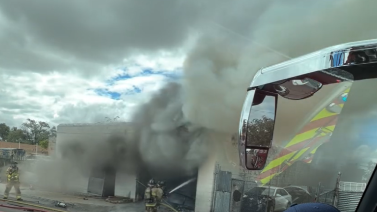 Bomberos de Albuquerque sofocan incendio en taller mecánico A and V Auto
