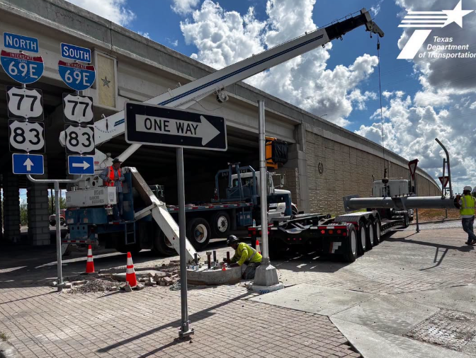 Continúan trabajos de semáforos en FM 732 y el bajo puente de I-69E en San Benito
