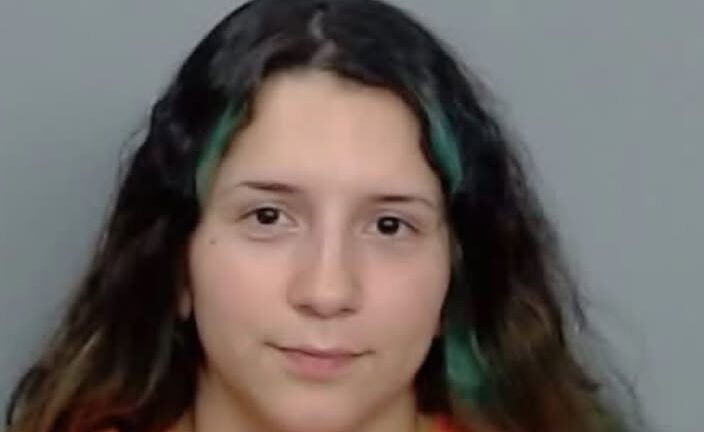 Arrestan a mujer en el Condado Nueces por tres cargos