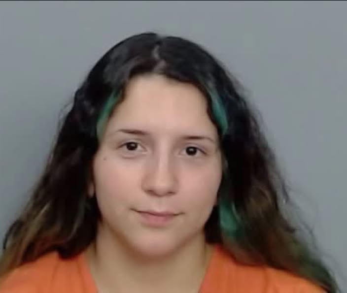 Arrestan a mujer en el Condado Nueces por tres cargos