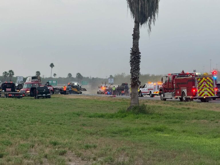Volcadura de camión provoca cierre de US 281 al norte de San Manuel