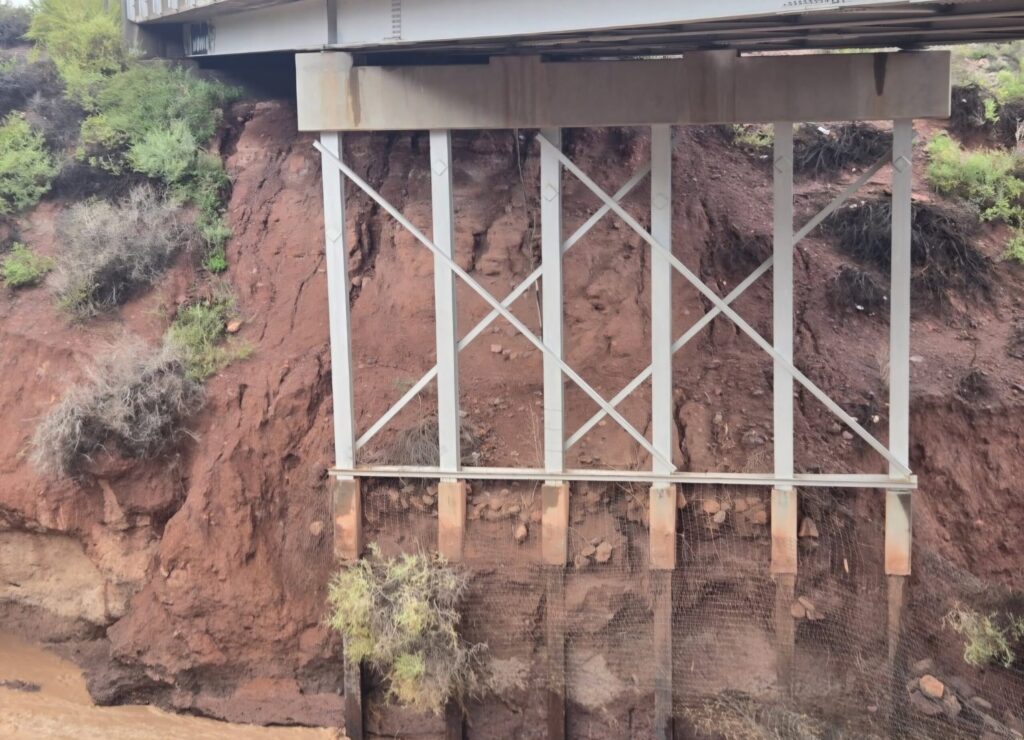 Cierran la autopista US 60 al oeste de Socorro, Nuevo México por daños causados por las inundaciones