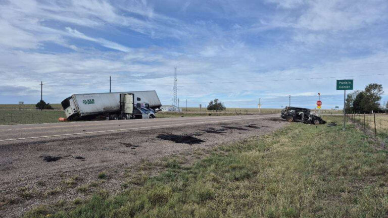 Hombre muere y adolescente resulta gravemente herida tras choque con un camión en Colorado