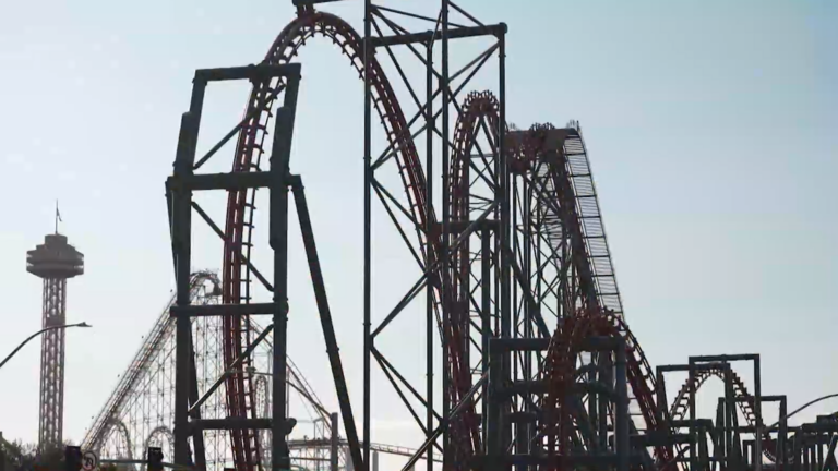 Parque temático cerrará la montaña rusa X2 tras reportes de lesiones