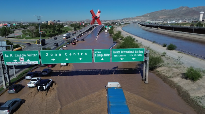 Agua y lodo toman las calles de Ciudad Juárez tras desbordamiento del Río Bravo