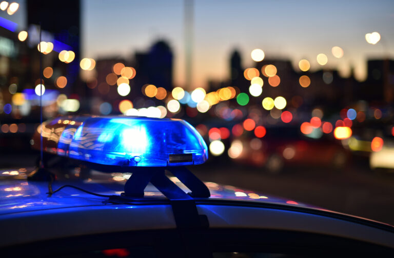 Tres arrestados tras agresión que dejó a un hombre con heridas graves en Monterey