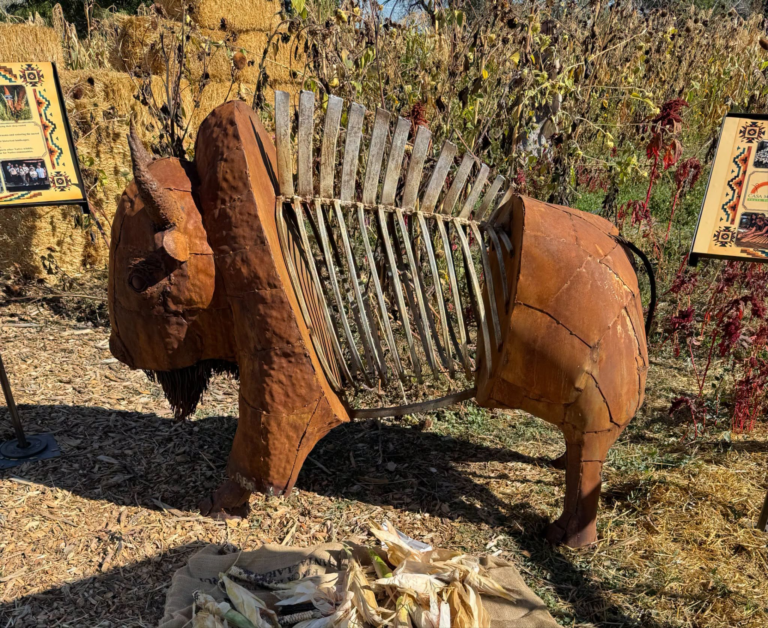 Roban remolque con una gran escultura de bisonte en Pueblo
