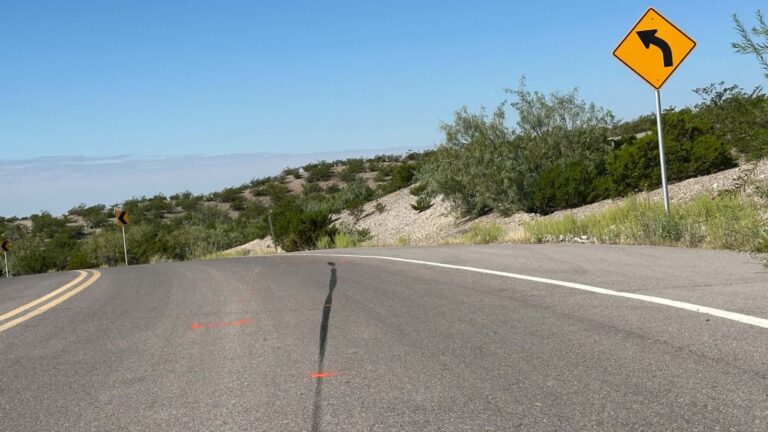 Motociclista de 20 años queda gravemente herido tras fuerte choque en Las Cruces