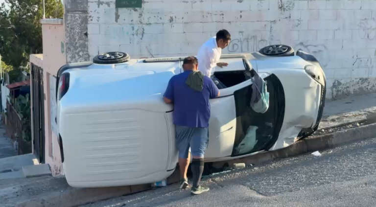 Se pasa el alto y termina volcando tras fuerte choque en el Distrito Centro de Ciudad Juárez